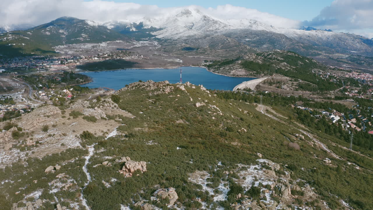 마드리드 산에 있는 저수지 옆에 자동차가 있는 도로의 드론 영상