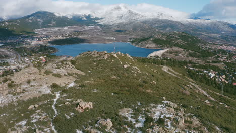 imágenes de drones de una carretera con coches junto a un embalse en una montaña en madrid