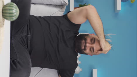 vídeo vertical del hombre enojado.