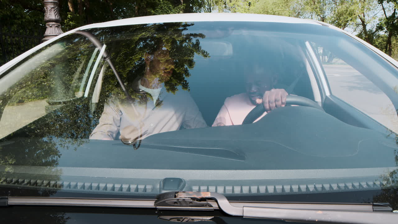 운전하는 법을 배우는 남자