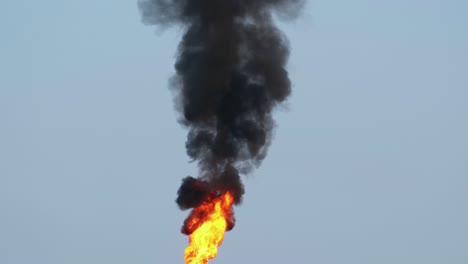 Ein-Wütendes-Orange-gelbes-Feuer,-Aus-Dem-Schwarzer-Rauch-Aufsteigt