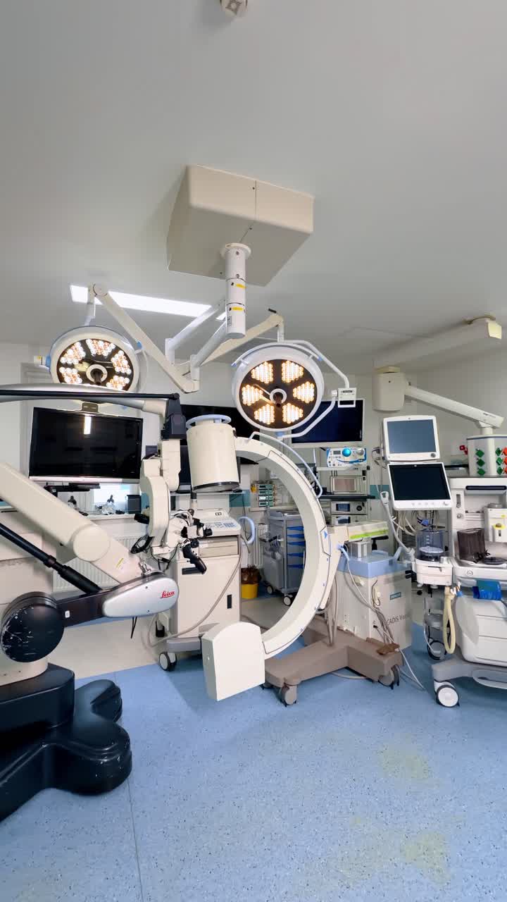 Kiev, Ucrania, 2 de agosto de 2025: equipo médico en un quirófano con varias máquinas en uso
