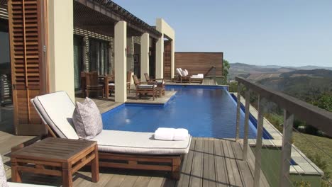 Luxury-accommodation-on-large-wine-farm