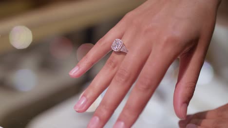 la novia está probando un hermoso diamante antes del anillo de bodas en la joyería