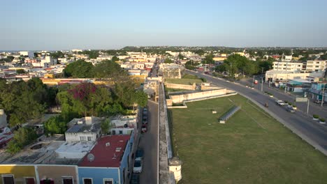 disparo de drones en fpv del foso pirata en la ciudad amurallada de campeche en méxico al atardecer
