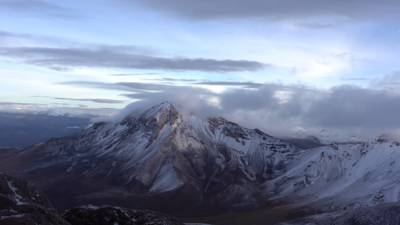 volcán chachani cubierto de nieve con nubes en la parte superior en perú