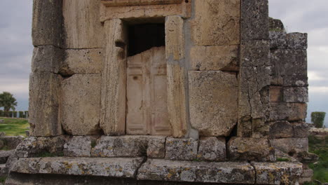 Inclinación-Cercana-De-La-Tumba-A18-En-La-Antigua-Necrópolis-De-Hierápolis