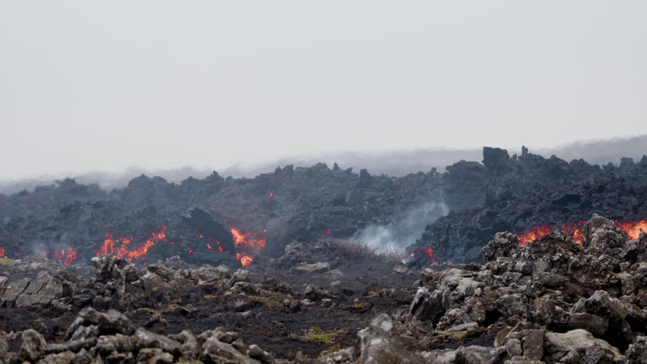 lava derretida que fluye a través de un paisaje rocoso del volcán grindavik, cráter sundhnúkur, islandia