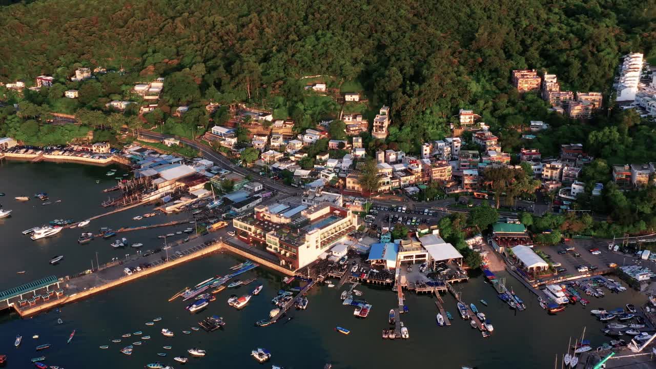 vista superior aérea de la estación de barcos cerca de sai kung