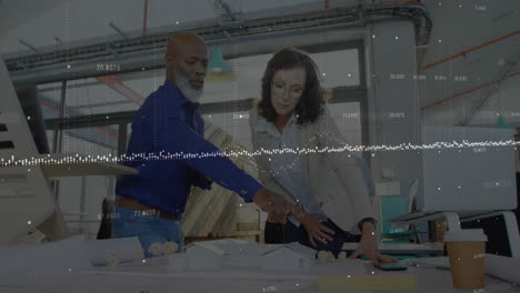 animación de números y ondas de sonido sobre arquitectos multirraciales analizando el modelo en la oficina