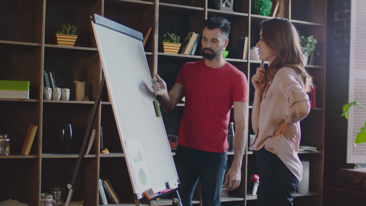 colegas profesionales discutiendo la estrategia empresarial en la oficina. personas de negocios