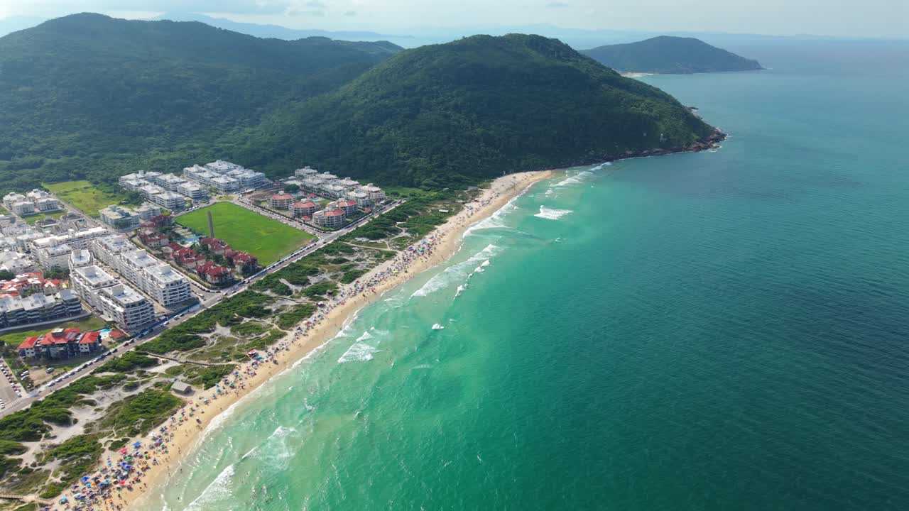 Pemandangan udara drone Pantai Ingleses dengan garis pantai laut pirus di Florianopolis, Santa Catarina, Brasil.