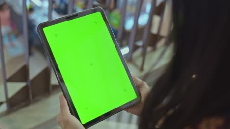 mujer usando tableta digital en el centro comercial, llave de chroma