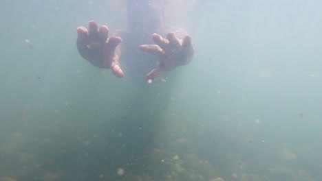 Mann-Versinkt-Im-Schmutzigen-Wasser-Des-Flusses.-Unterwasseransicht-Mit-Sonnenlichtstrahlen-Am-Morgen