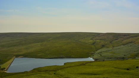 Lapso-De-Tiempo-De-Las-Nubes-Que-Se-Reflejan-En-El-Agua-Del-Embalse,-Disparado-En-El-Páramo-De-Saddleworth