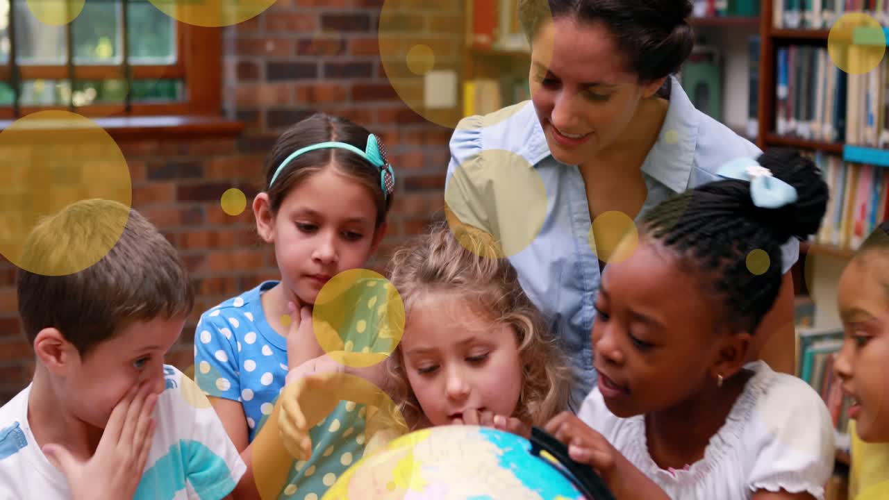 animación de puntos de luz sobre una maestra biracial con escolares diversos en la biblioteca
