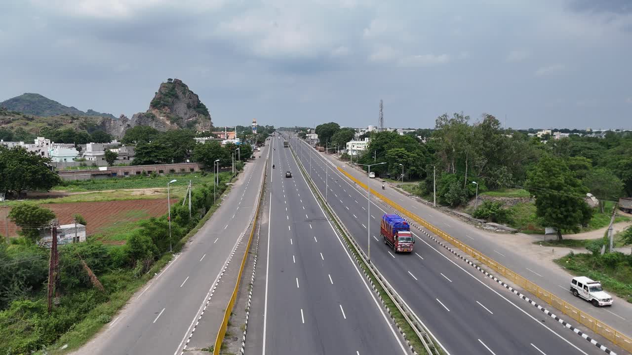 드론 촬영은 비자야바다의 도시 풍경의 아름다움을 포착하고, 상징적인 언덕이 자연 스카이 라인을 제공합니다.