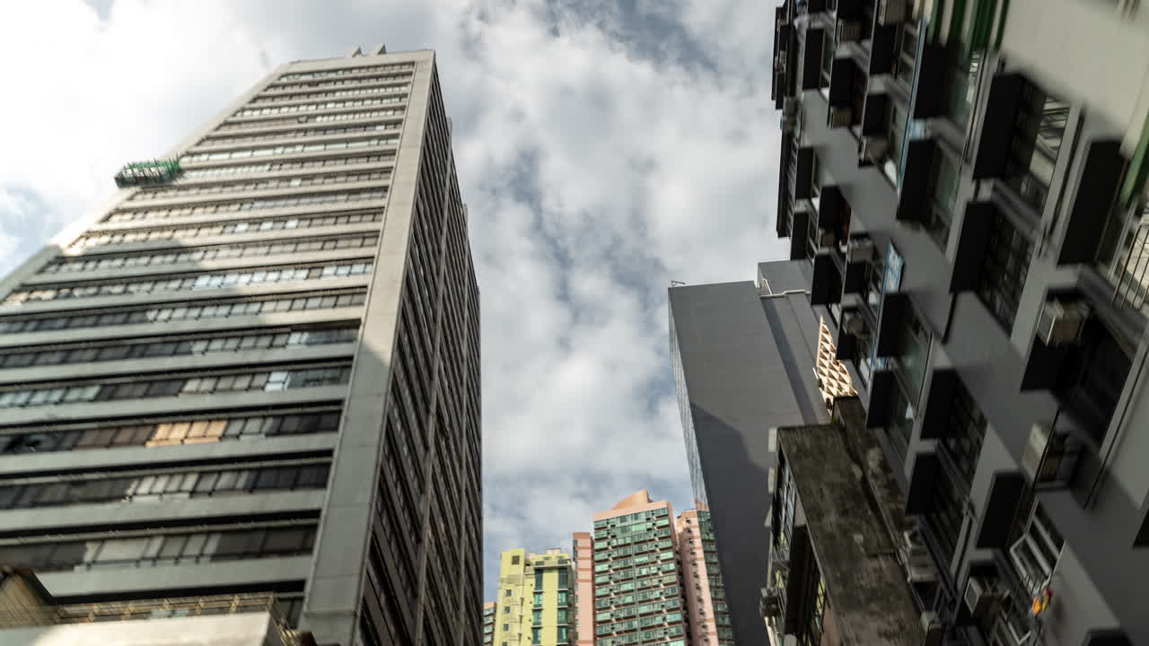 Vista verso l'alto di grattacieli urbani e cielo nuvoloso