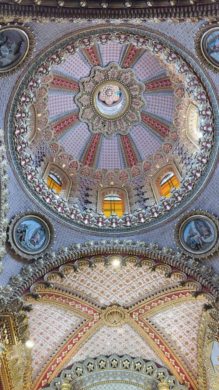 Soffitto ornato in una chiesa in stile barocco, interno della chiesa
