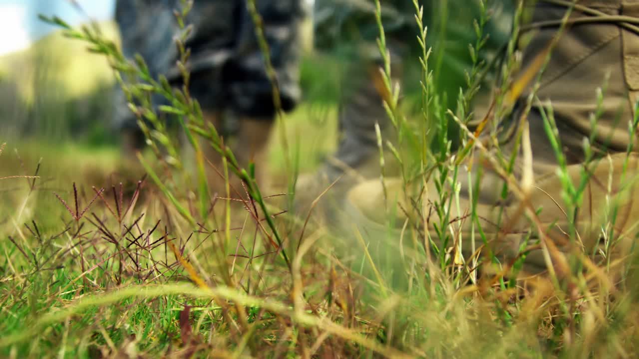 Gambe di soldati militari in fila 4k