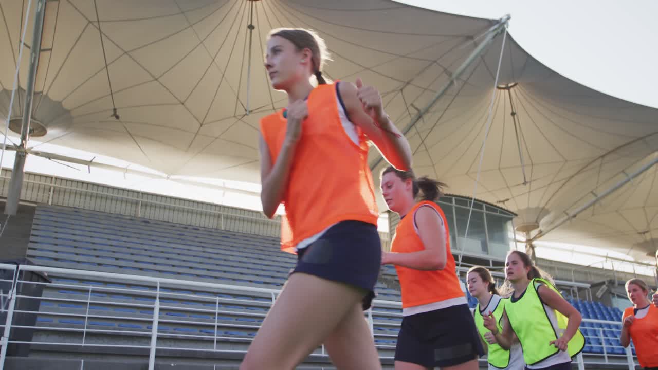 jugadoras de hockey calentándose en el campo