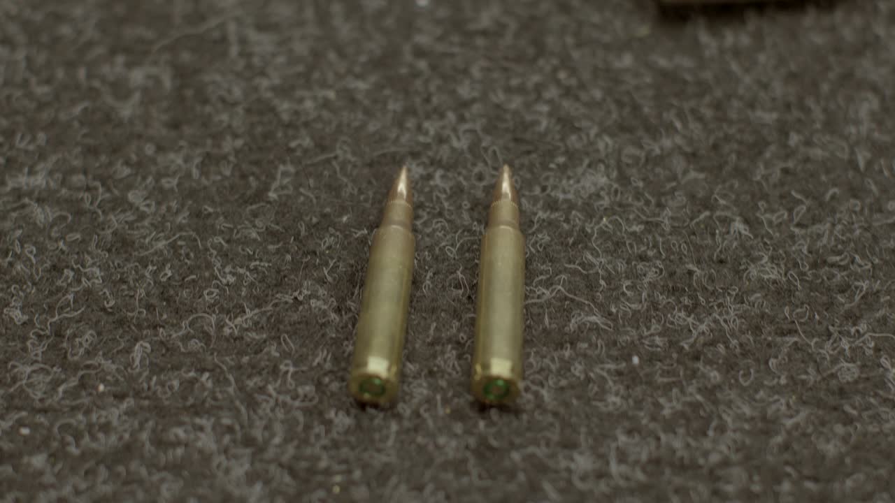 крупный кадр пуль на сером фоне. патроны огнестрельного оружия боеприпасы. военные