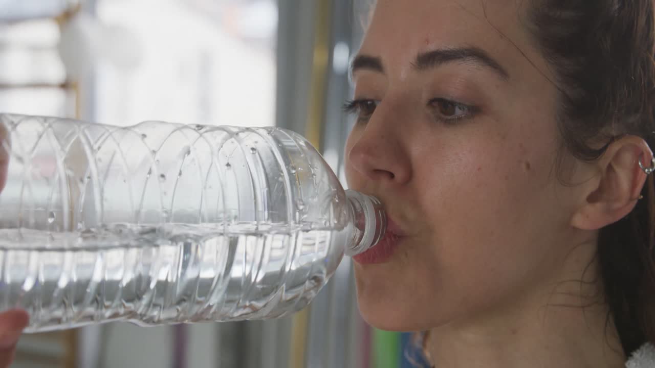 mujer caucásica bebiendo agua