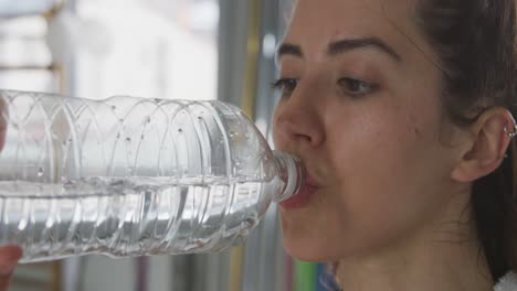 Mujer-Caucásica-Bebiendo-Agua