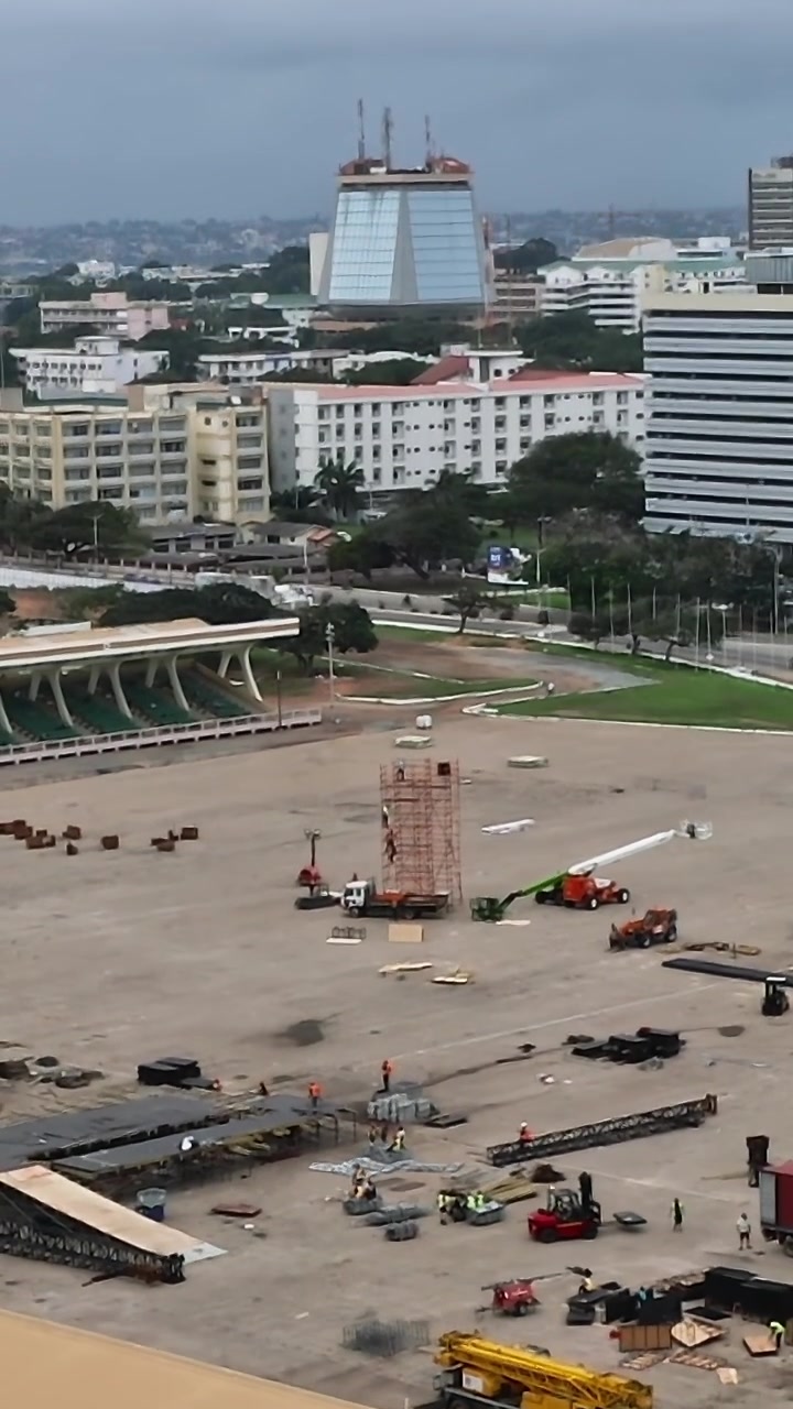 Costruzione diurna all'Arco dell'Indipendenza, Accra