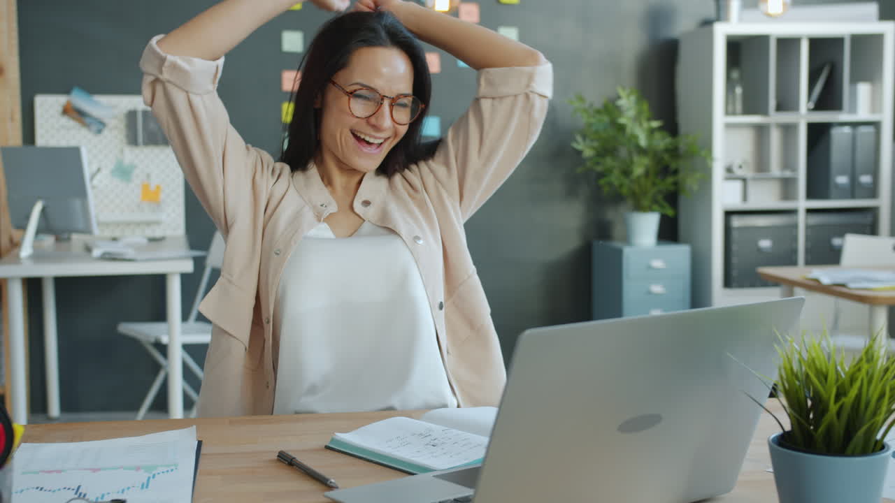 mujer de negocios feliz celebrando el éxito