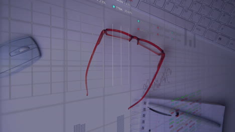 Animación-Del-Procesamiento-De-Datos-Financieros-Sobre-Gafas,-Mouse,-Computadora-Portátil-Y-Teclado-En-El-Escritorio