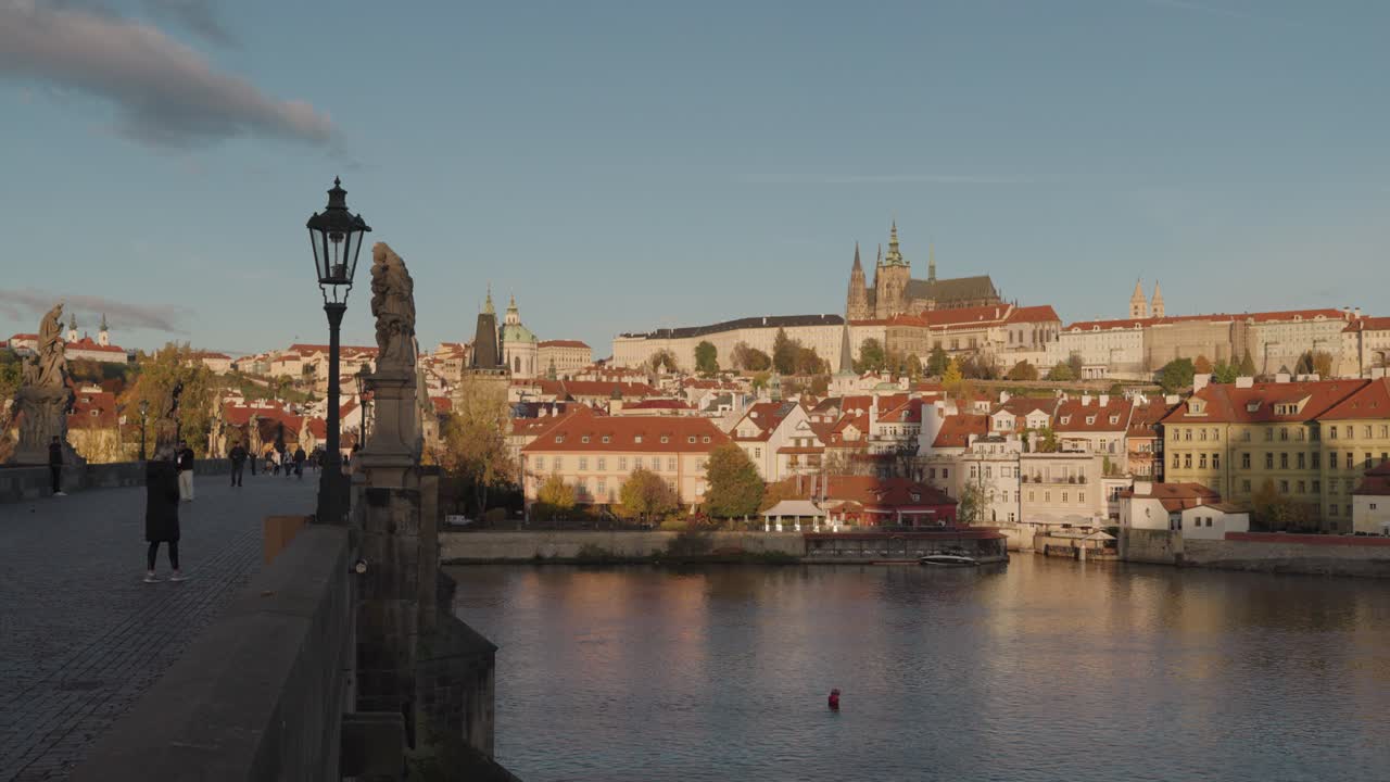 Paesaggio urbano di Praga con il Castello di Praga e il Ponte Carlo