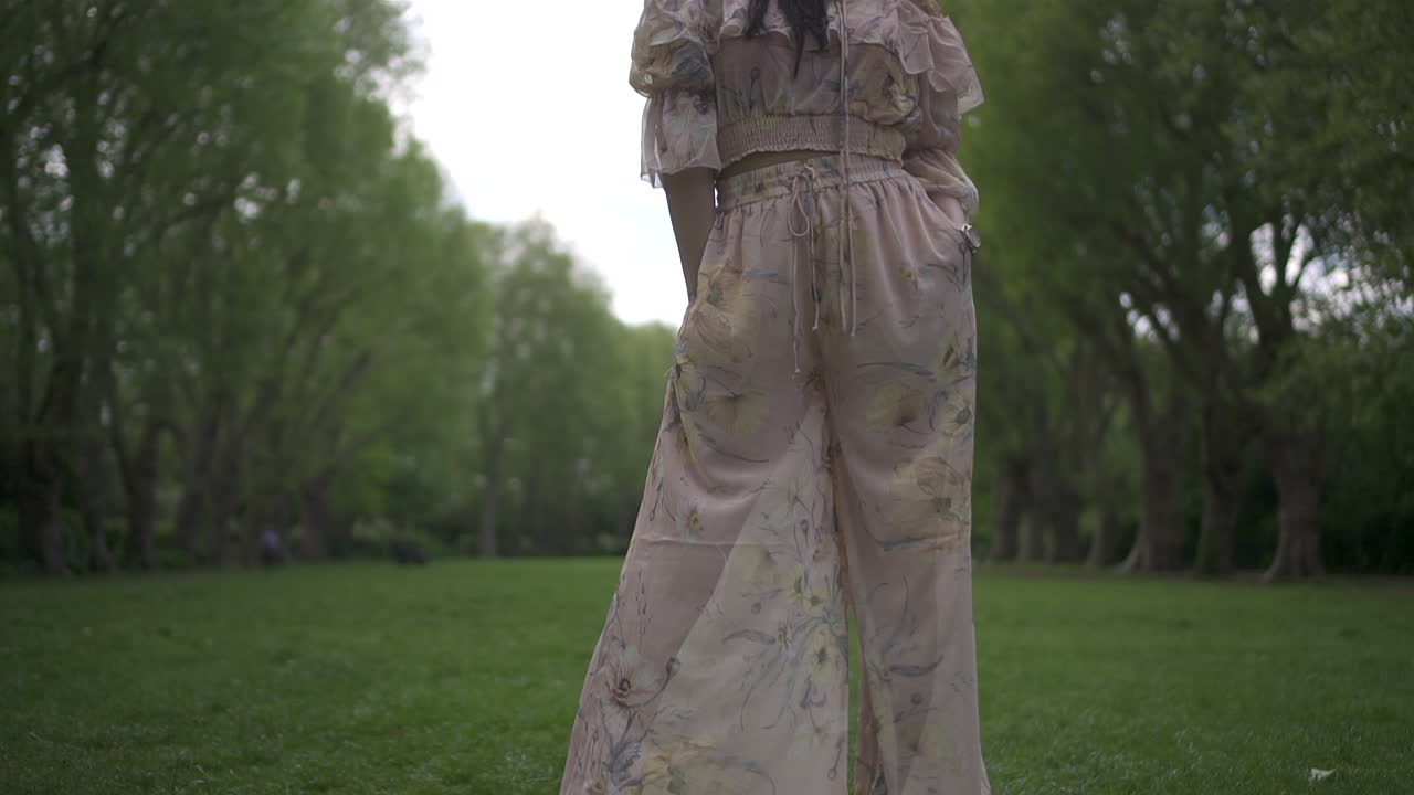 наклон великолепной испаноязычной брюнетки во время моделирования и взгляд в сторону камеры