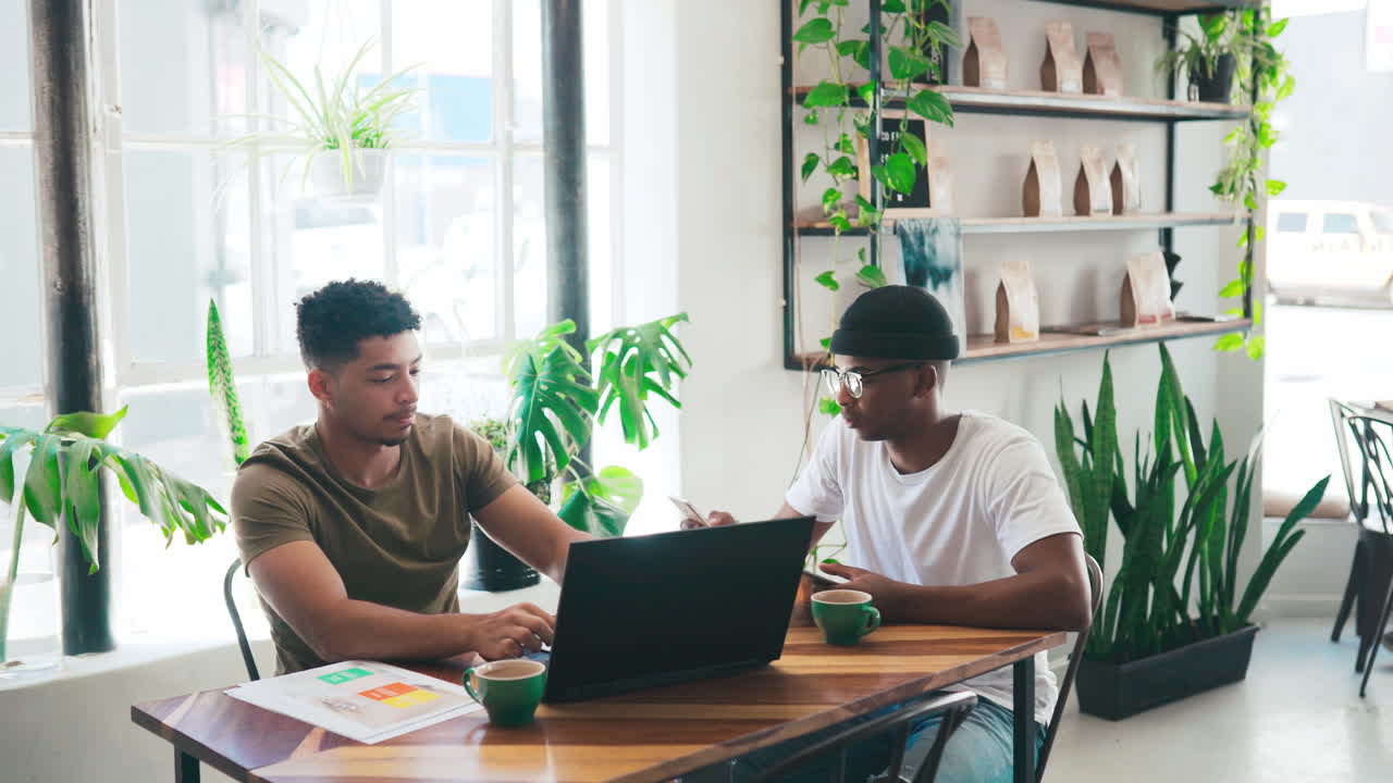 두 명의 젊은이들이 서류 작업을 하고 있습니다.