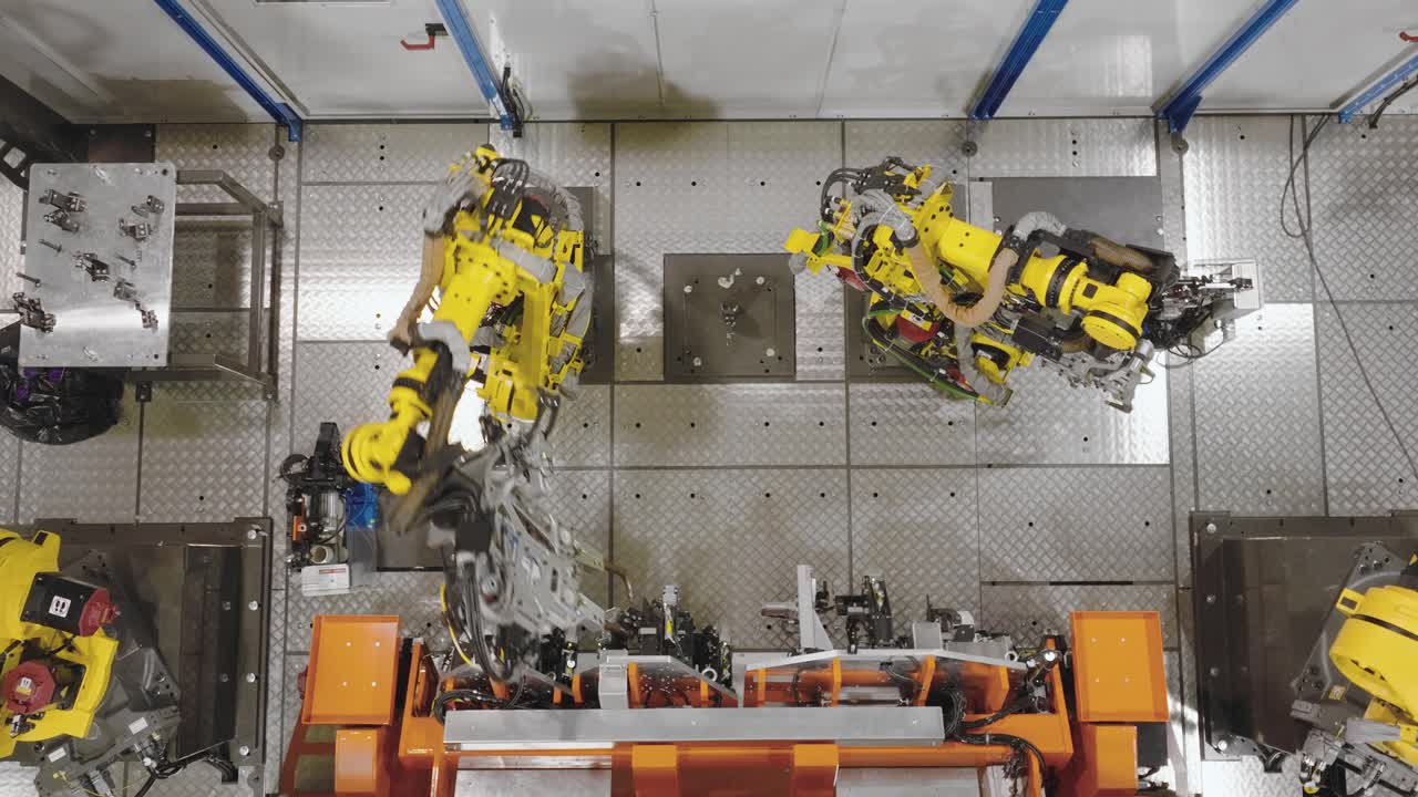 soldadora robot, vista superior en movimiento, cámara lenta 29,97fps, 4k