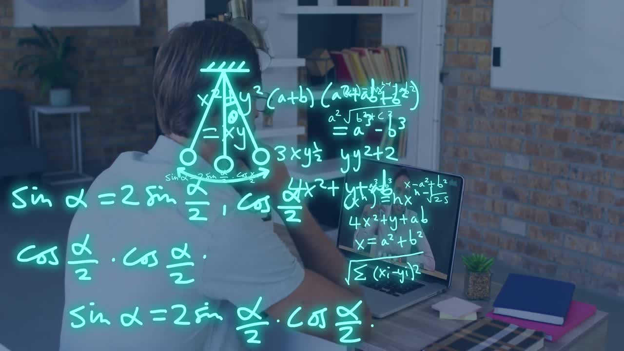 animación de procesamiento de datos sobre estudiante caucásico en llamada de video de portátil.