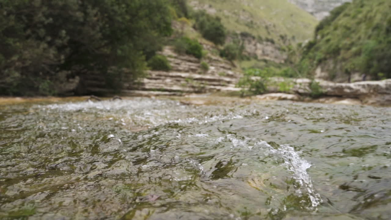Corso d'acqua scorre al rallentatore nella Riserva Naturale Cavagrande, Sicilia