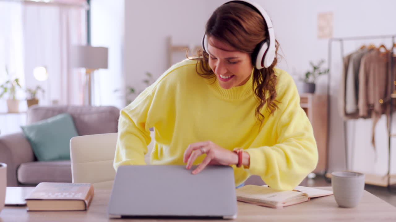 auriculares, música y mujer en el baile doméstico