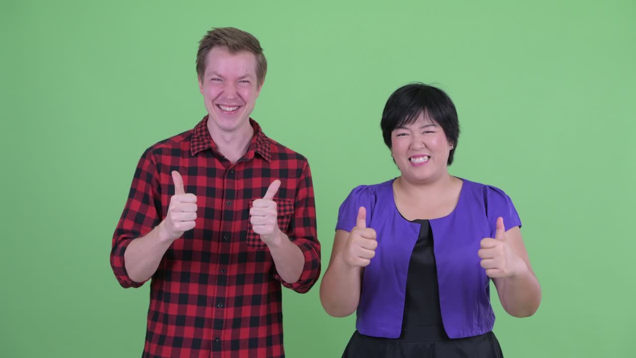 과체중 아시아 여성과 스터 남자가 함께