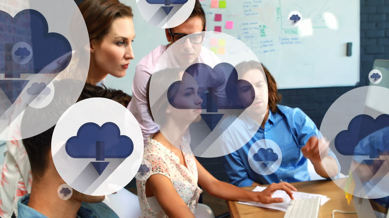 사무실에서 다양한 비즈니스 사람들 위에 클라우드 아이콘 네트워크의 애니메이션