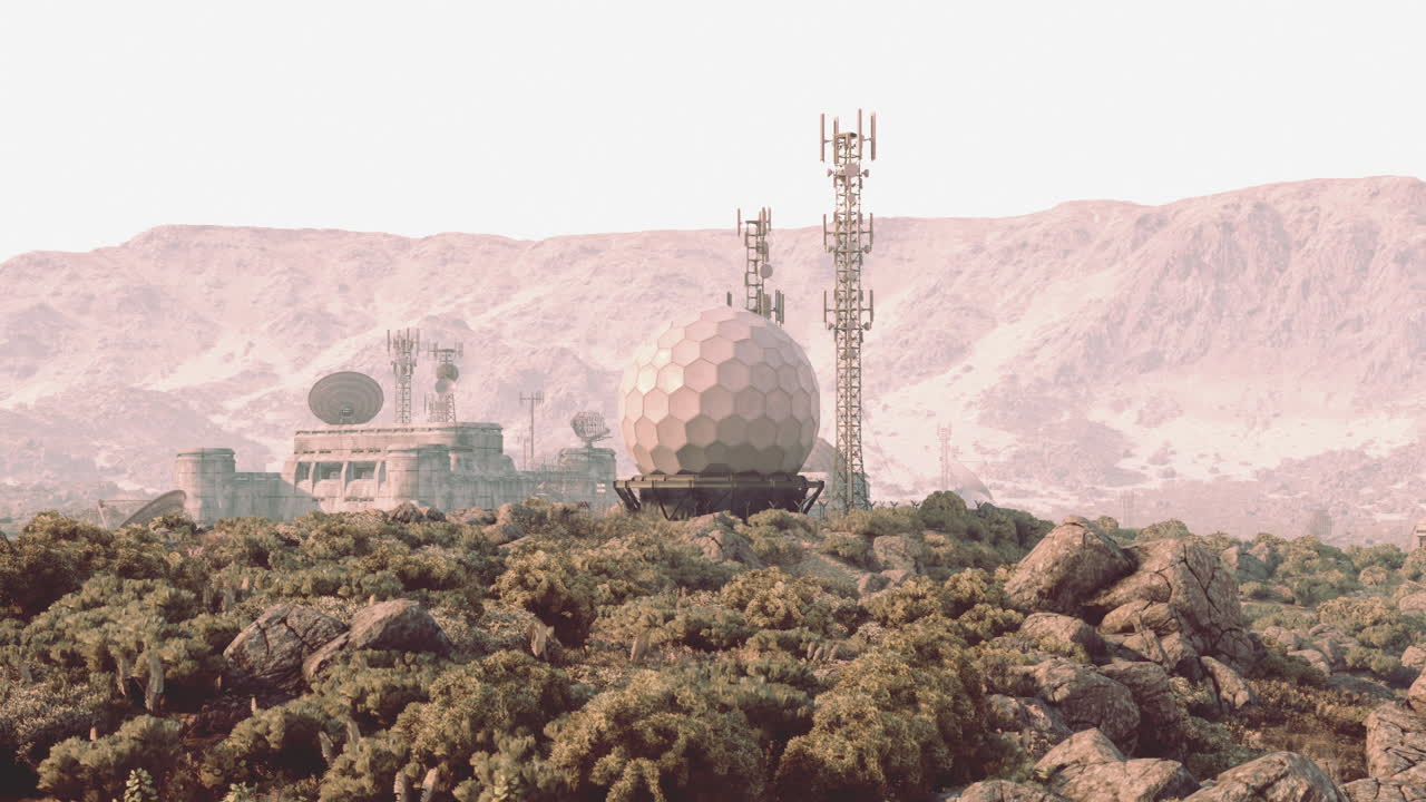 Militærbase i bjergene med radar og kommunikationstårne