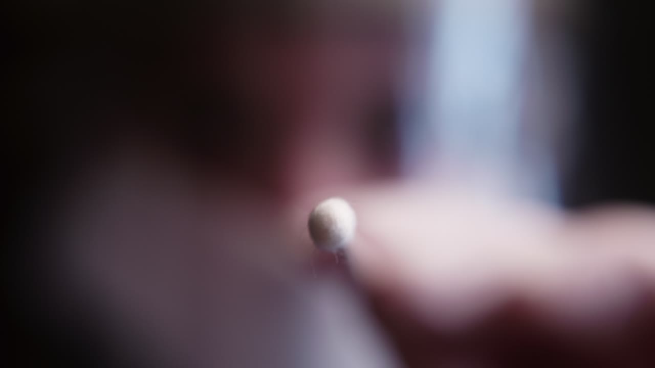 Primo piano di un tampone di cotone messo a fuoco