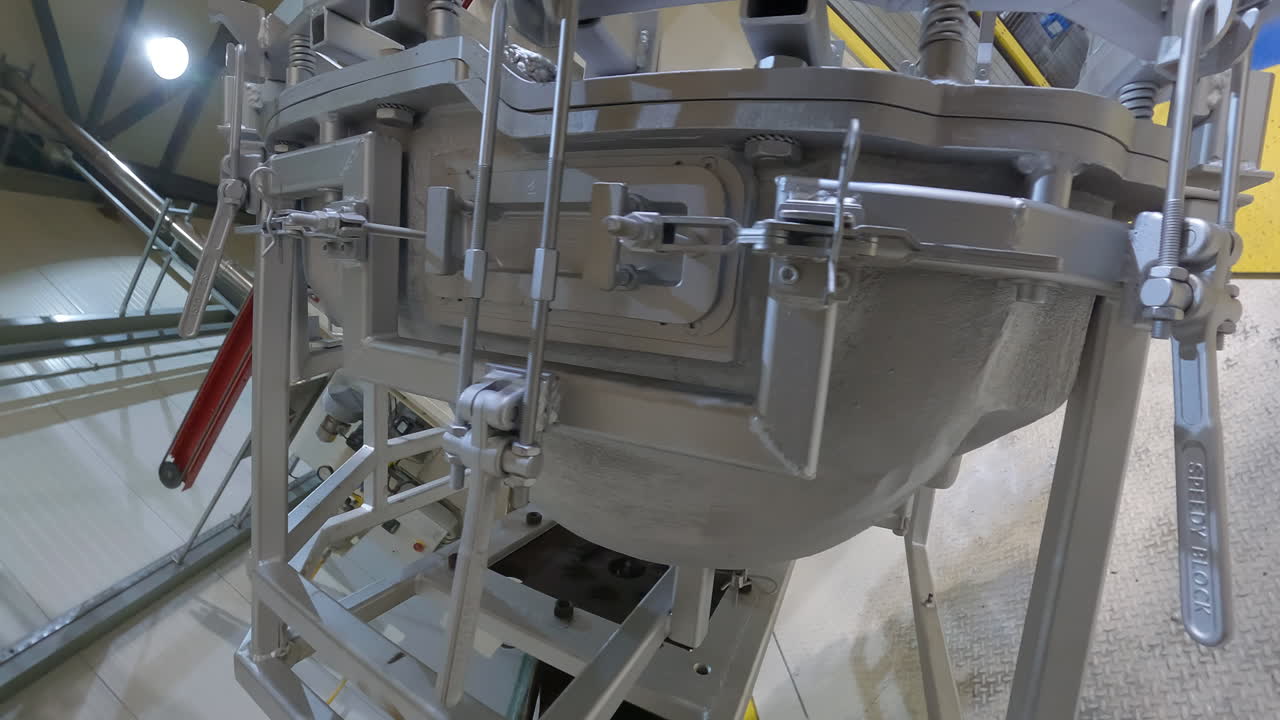 vista en primera persona de una nueva maquinaria de rotomoldeo de metal, doble rotor que hace que el mundo gire