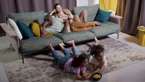 familia viendo una película en casa