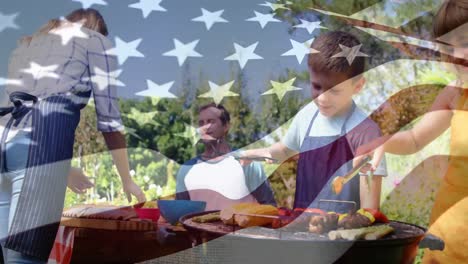 Familia-Caucásica-Haciendo-Barbacoa-Con-Nosotros-Bandera-Ondeando-En-Primer-Plano