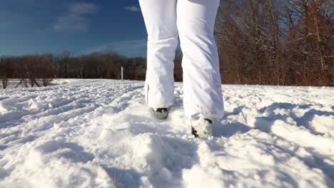 Un-Primer-Plano-De-Una-Niña-Caminando-A-Través-De-La-Nieve-Profunda