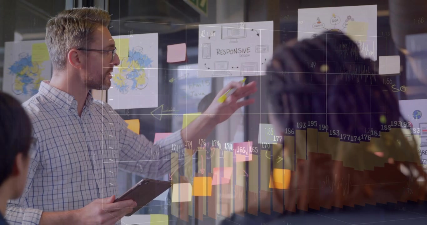 Líder de projeto tocando tablet e escrevendo em vidro com post-its, gerando sobreposição de gráfico de barras de negócios.