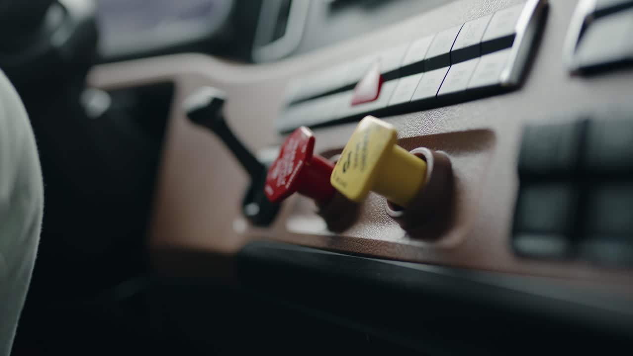 cerca de la perilla de estacionamiento del remolque del tractor