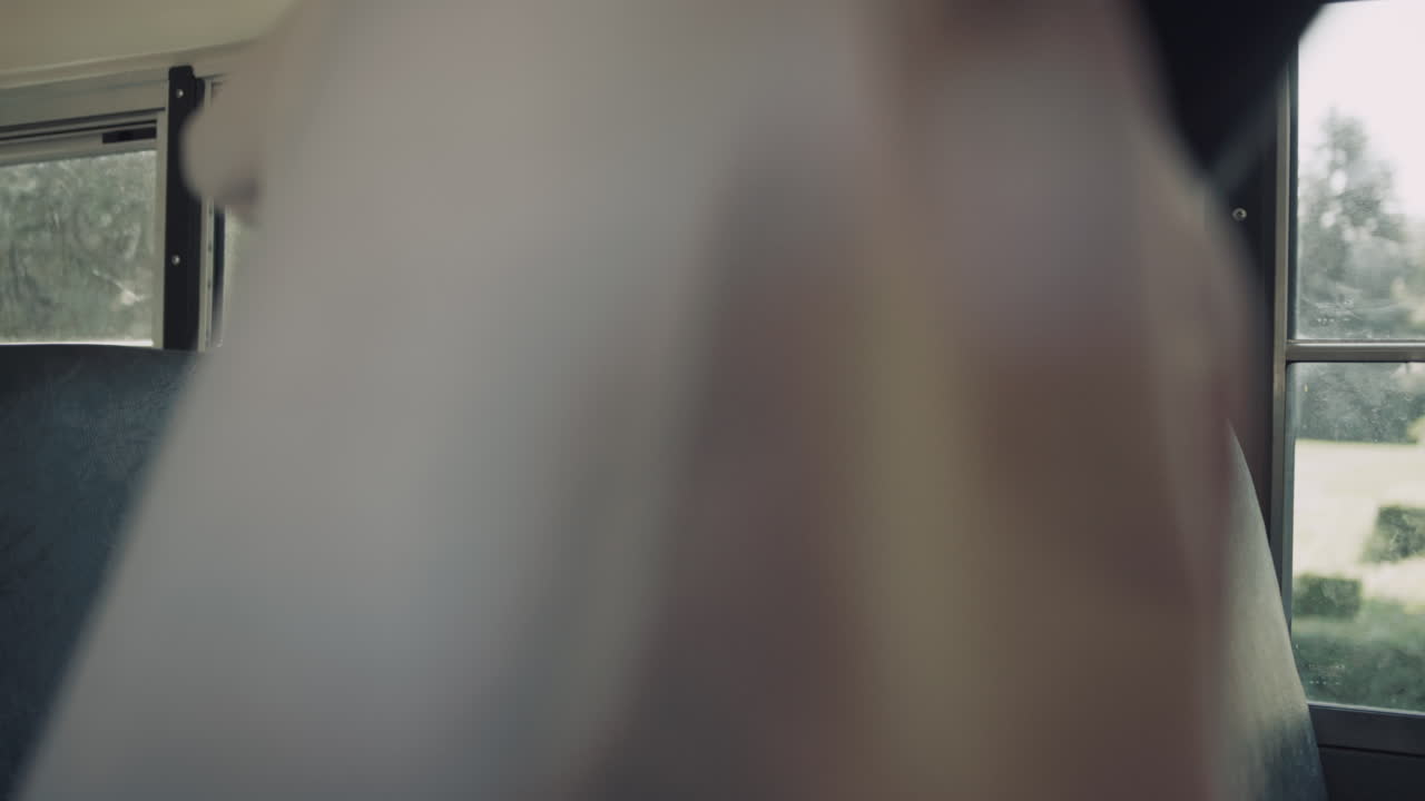 인도 십대가 학교 버스에 탑승합니다. 팔이 부러진 학교 소년은 혼자 앉으세요.