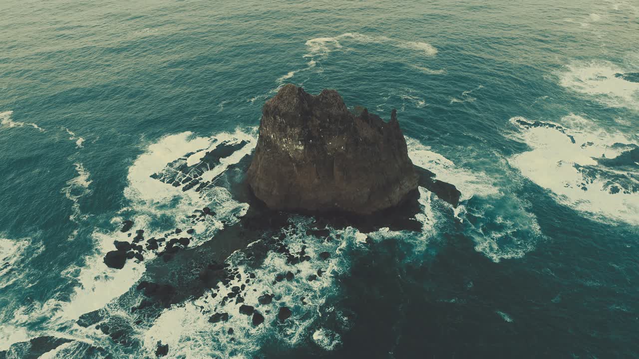 papuma beach rock es una hermosa vista aérea de indonesia.
